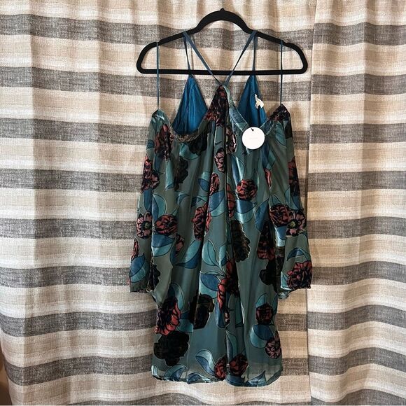 En Crème Blue Velvet Cold‎ Shoulder Top Size Small - Picture 1 of 12